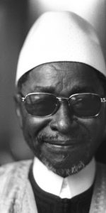 Amadou-Hampate-Ba-12-avril-1975-Paris-lors-remise-grand-prix-litteraire-Afrique-noire-pour-livre-L-Etrange-Destin-Wangrin_0_730_1152